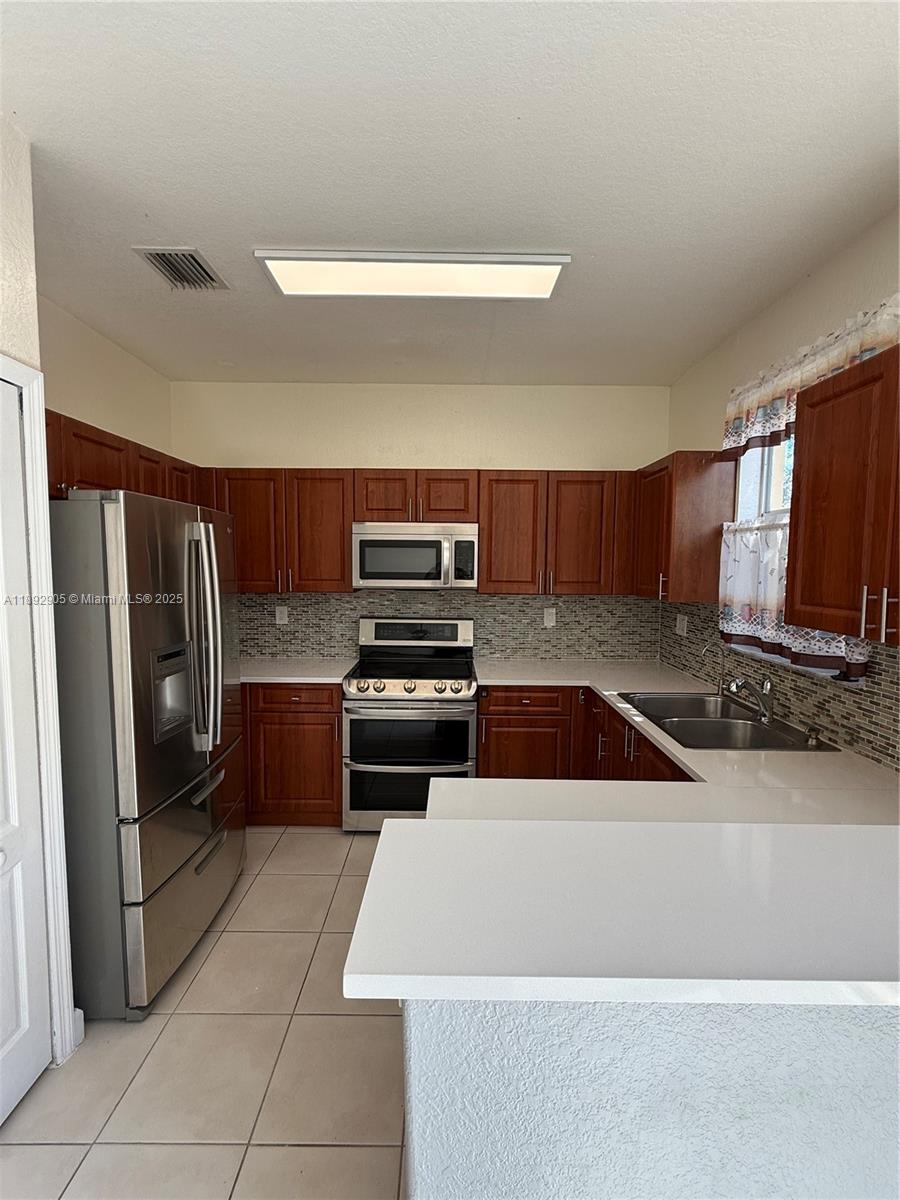 GRAND LAKES PHASE I - Residential Lease