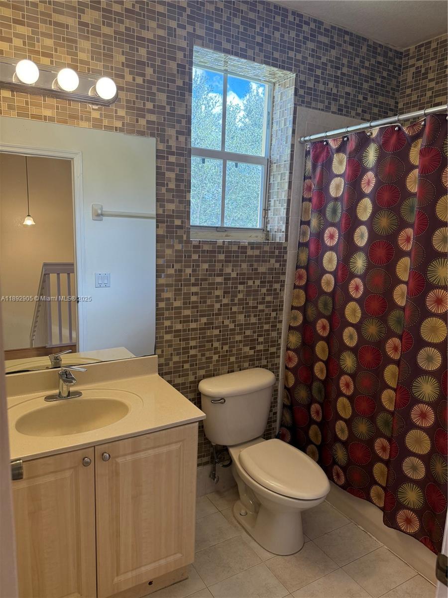 GRAND LAKES PHASE I - Residential Lease