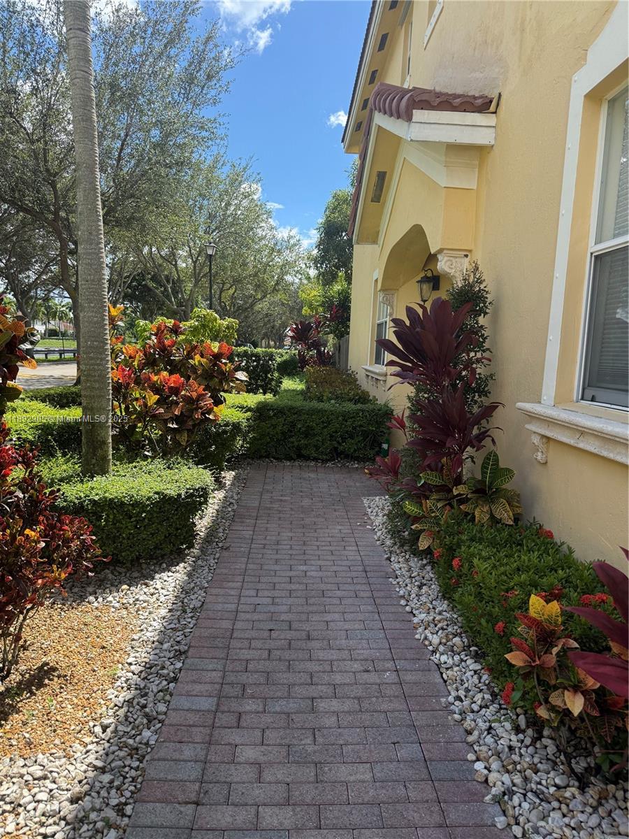 GRAND LAKES PHASE I - Residential Lease