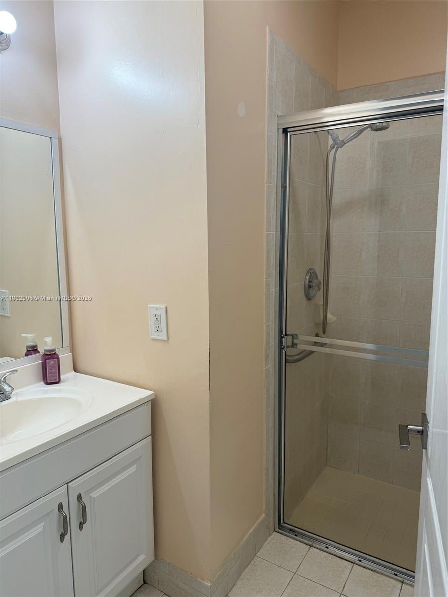 GRAND LAKES PHASE I - Residential Lease