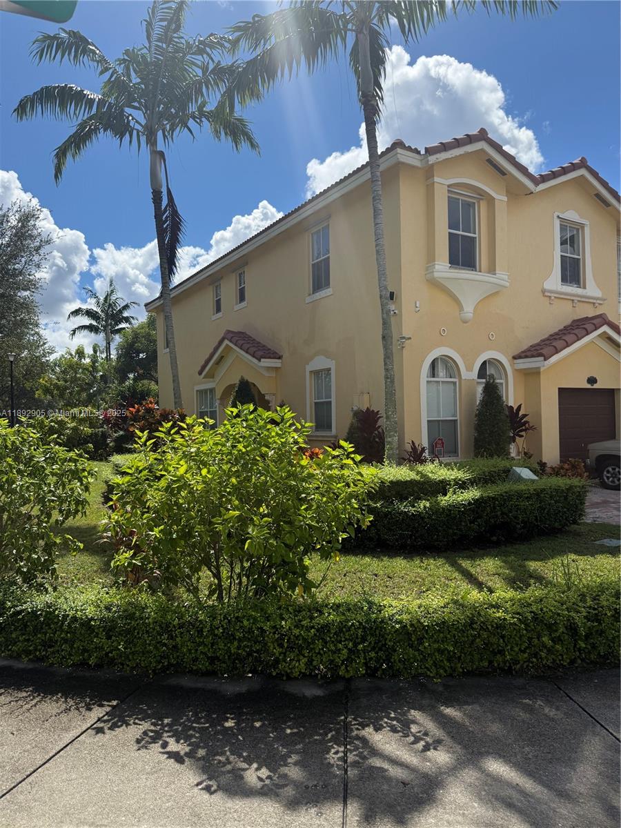 GRAND LAKES PHASE I - Residential Lease