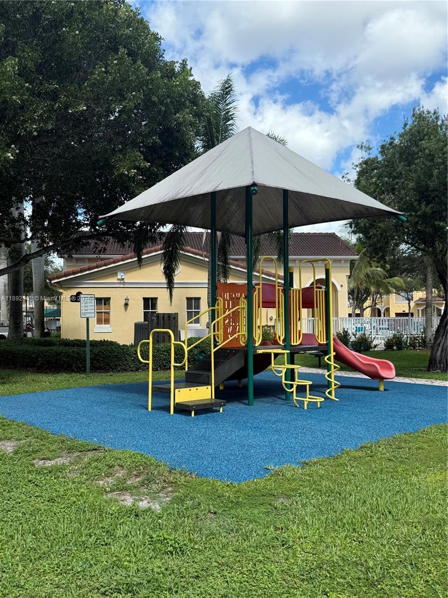 GRAND LAKES PHASE I - Residential Lease
