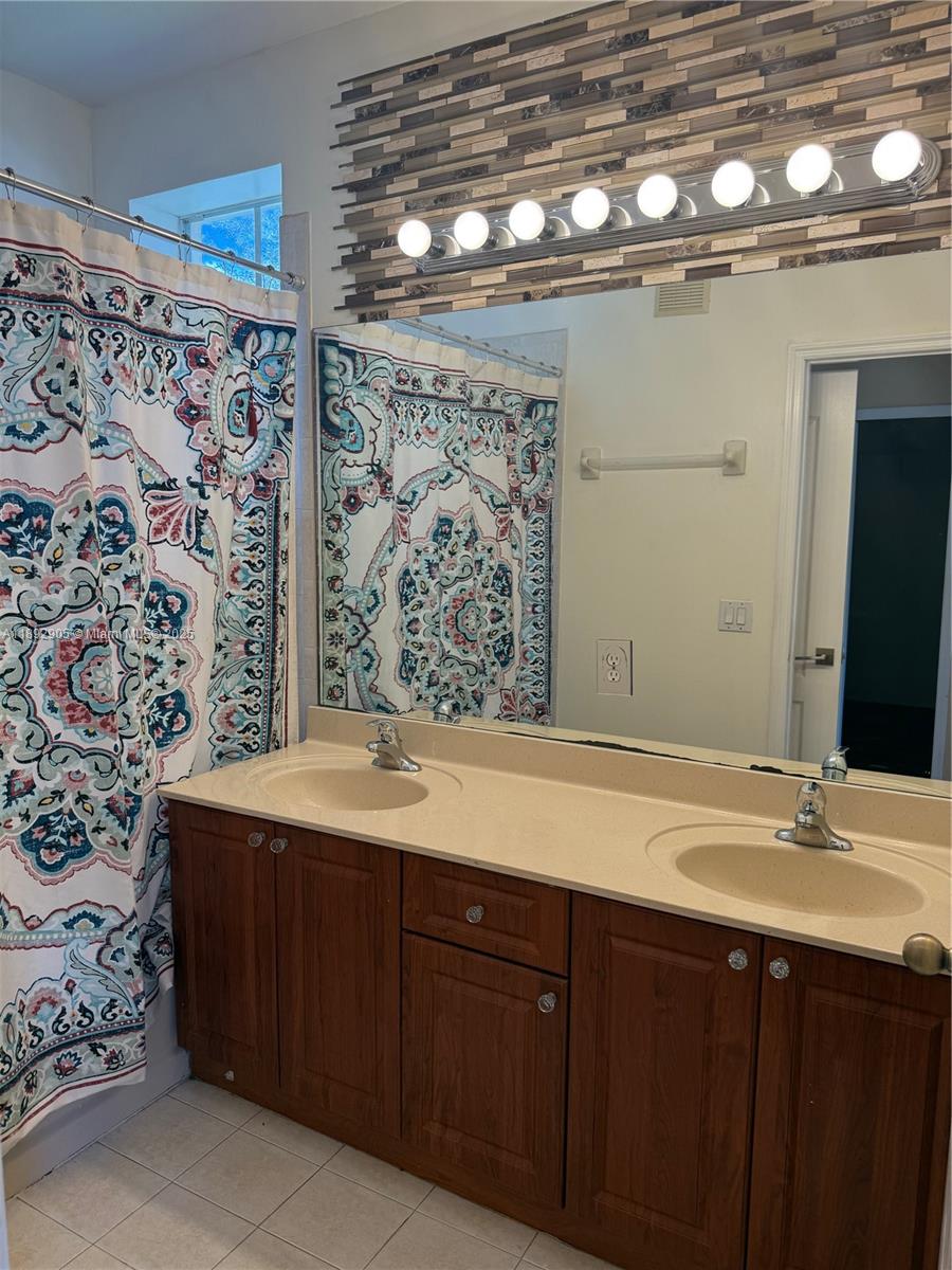 GRAND LAKES PHASE I - Residential Lease