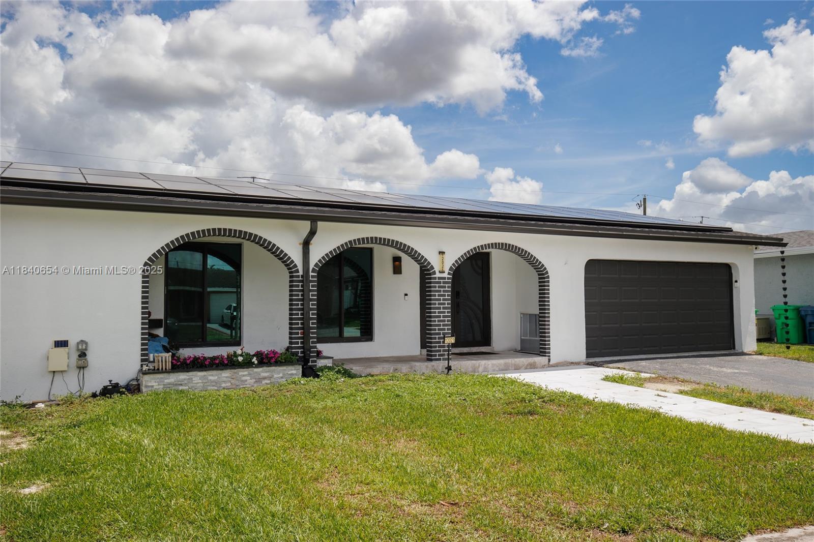Beautiful home located in the heart of Sunrise, just minutes from Sawgrass Mall. Completely renovated and includes solar panels in the rental price. landscaping and pool services Ready to move in and enjoy 4 bedrooms, 3 bathrooms, and open spaces with modern touches. NO HOA APPLICATION fast approval Can move in less that 48 hours