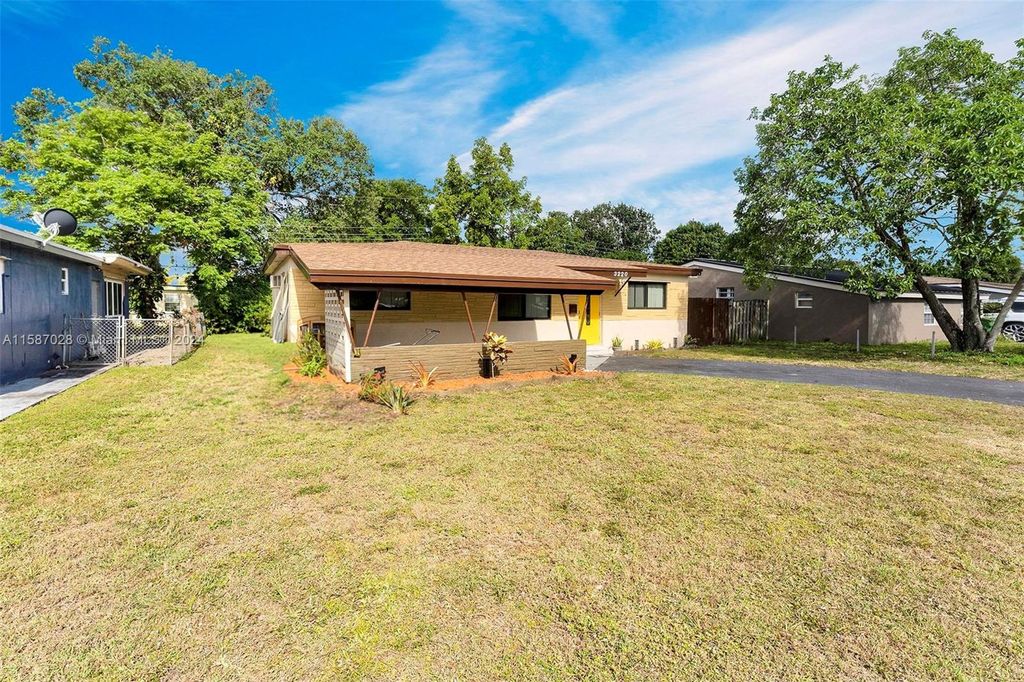 Photo of 3220 SW 64th Ter, Miramar, FL 33023 (MLS # A11587028)