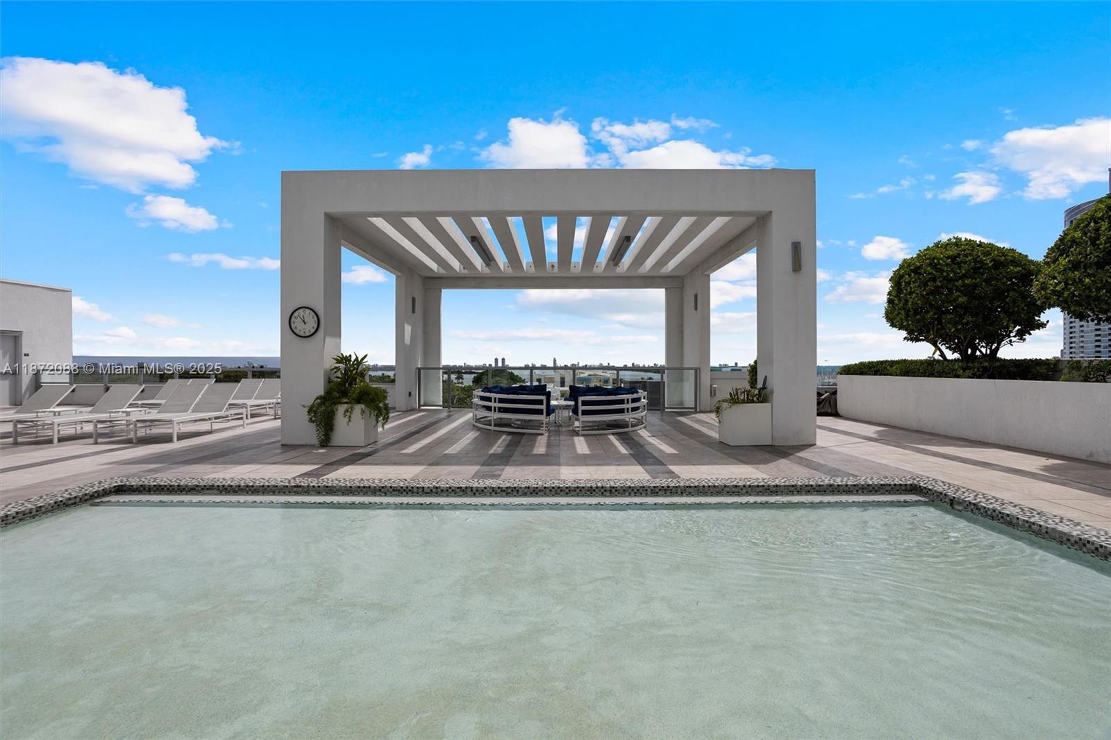 QUADRO CONDO - Residential