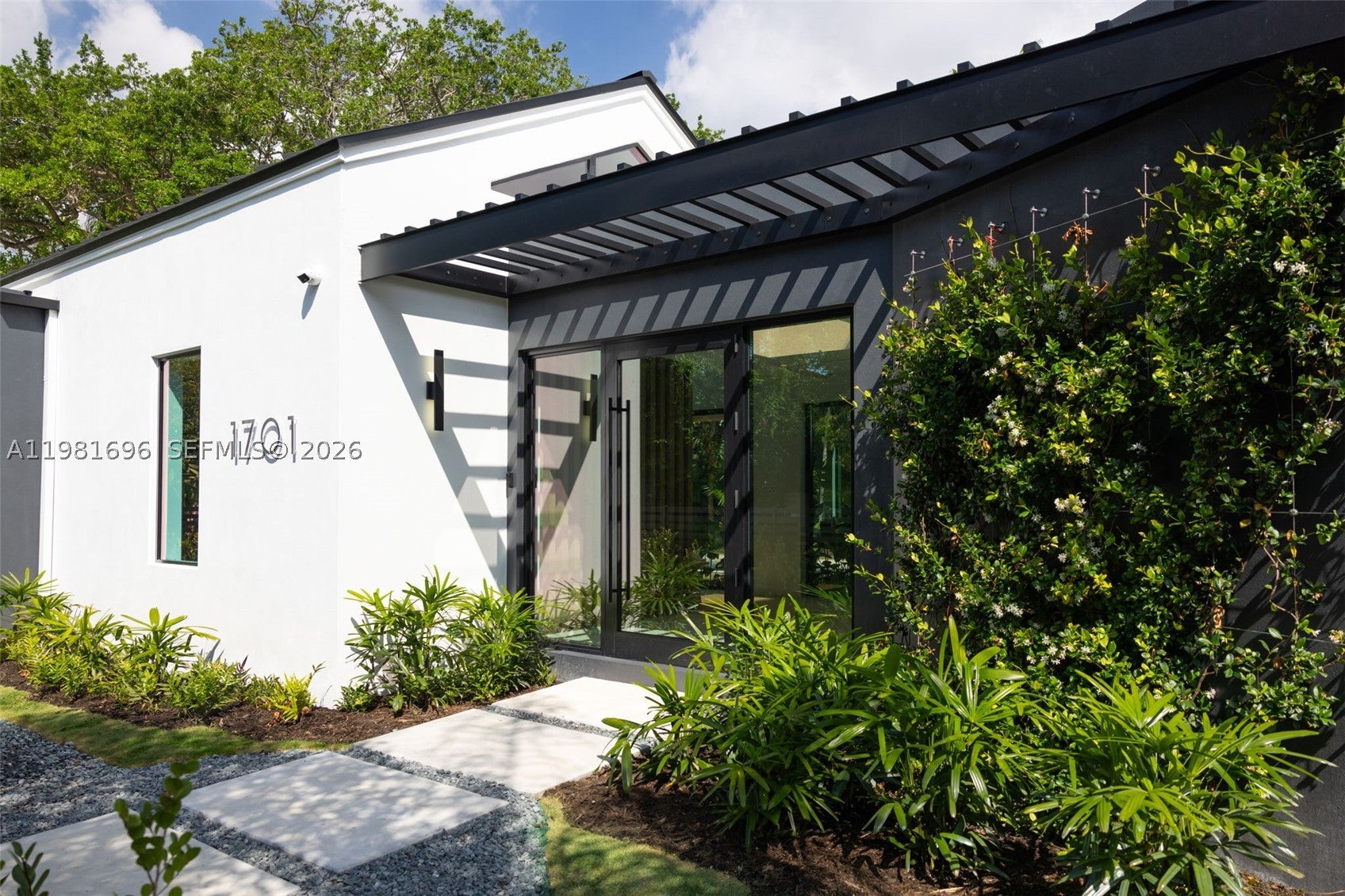 1701 Micanopy Ave, Coconut Grove, FL, 33133/$8,900,000 4 1701 Micanopy Ave