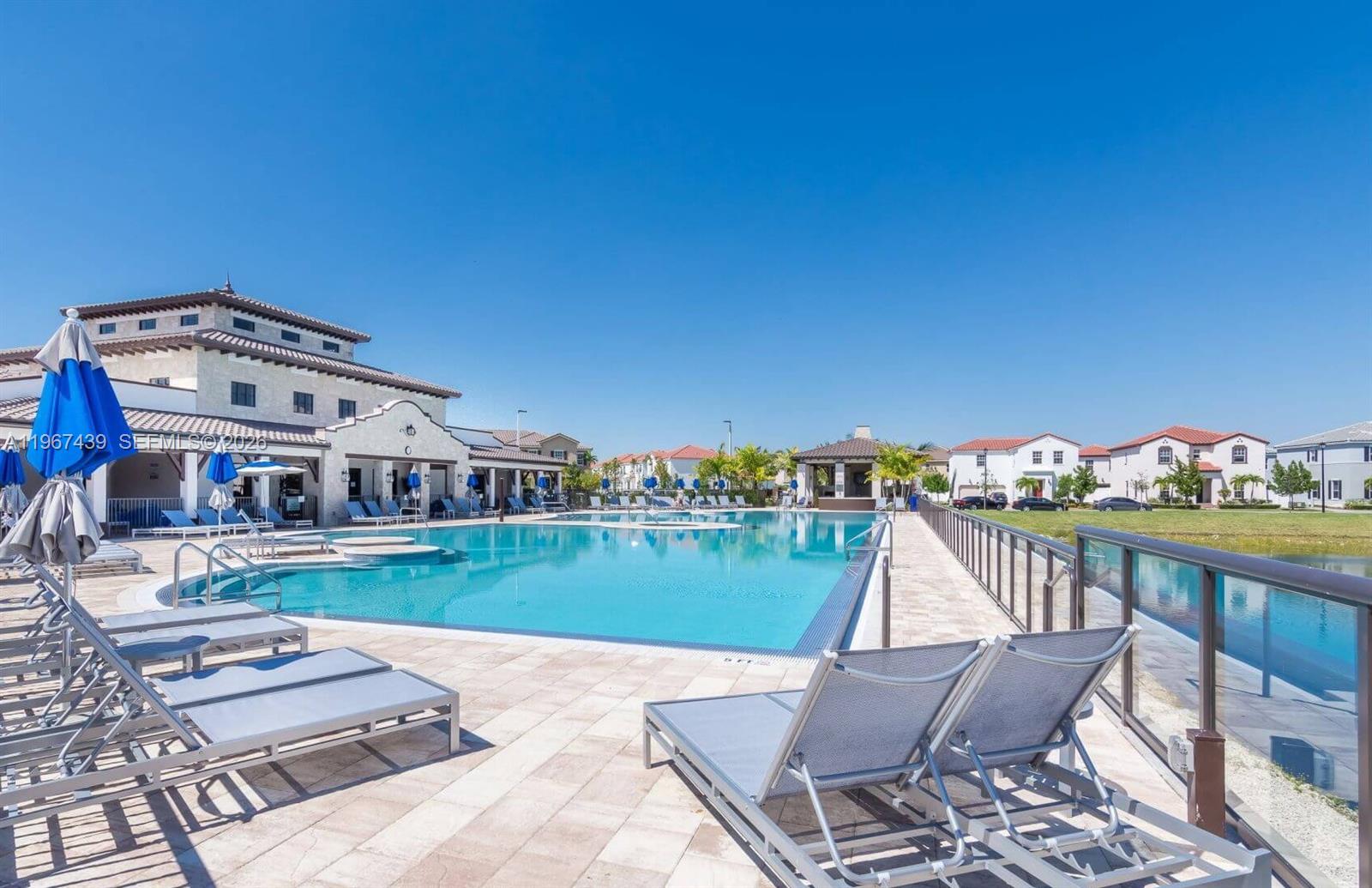 KENDALL COMMONS TOWNHOMES - Residential