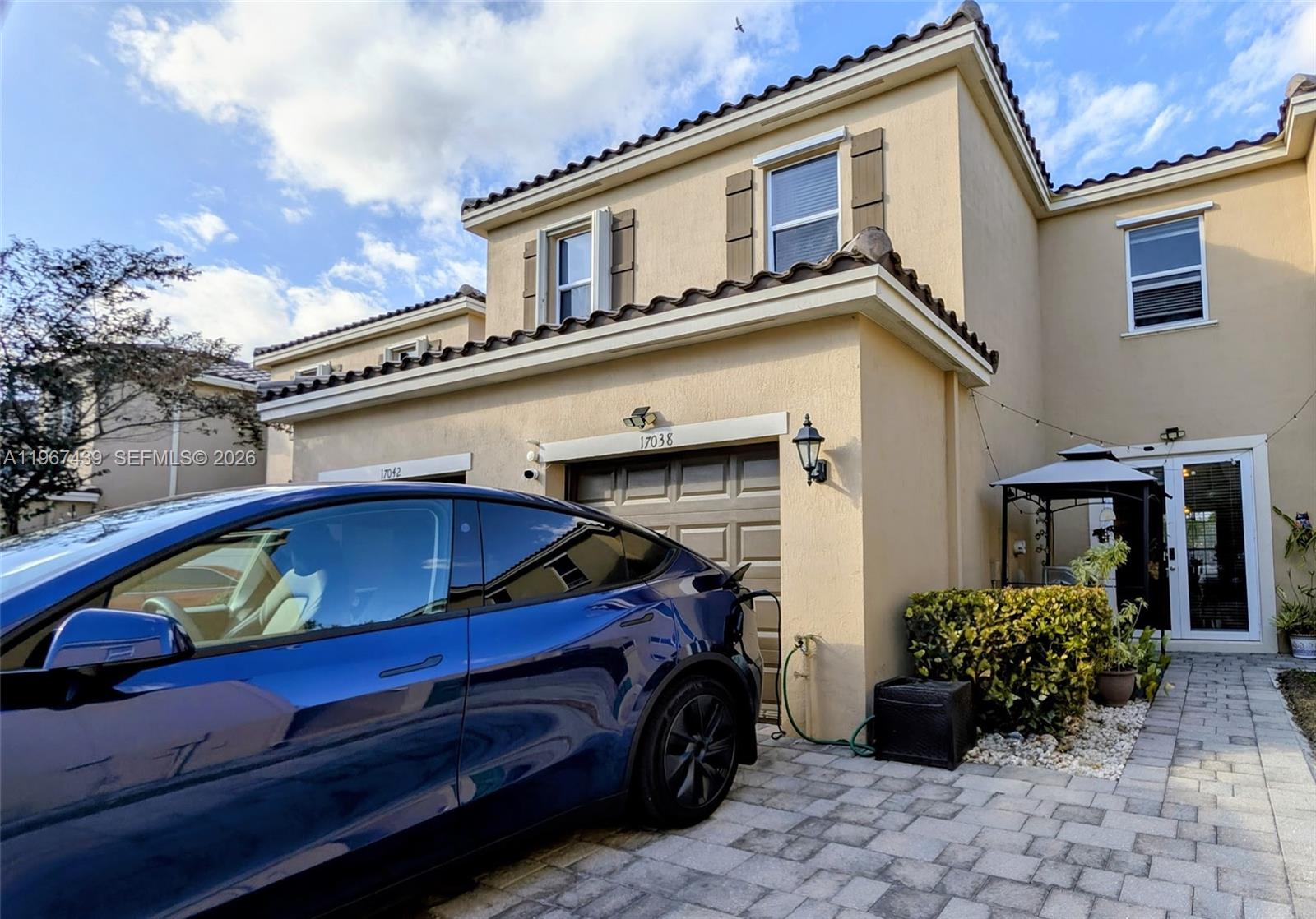 KENDALL COMMONS TOWNHOMES - Residential