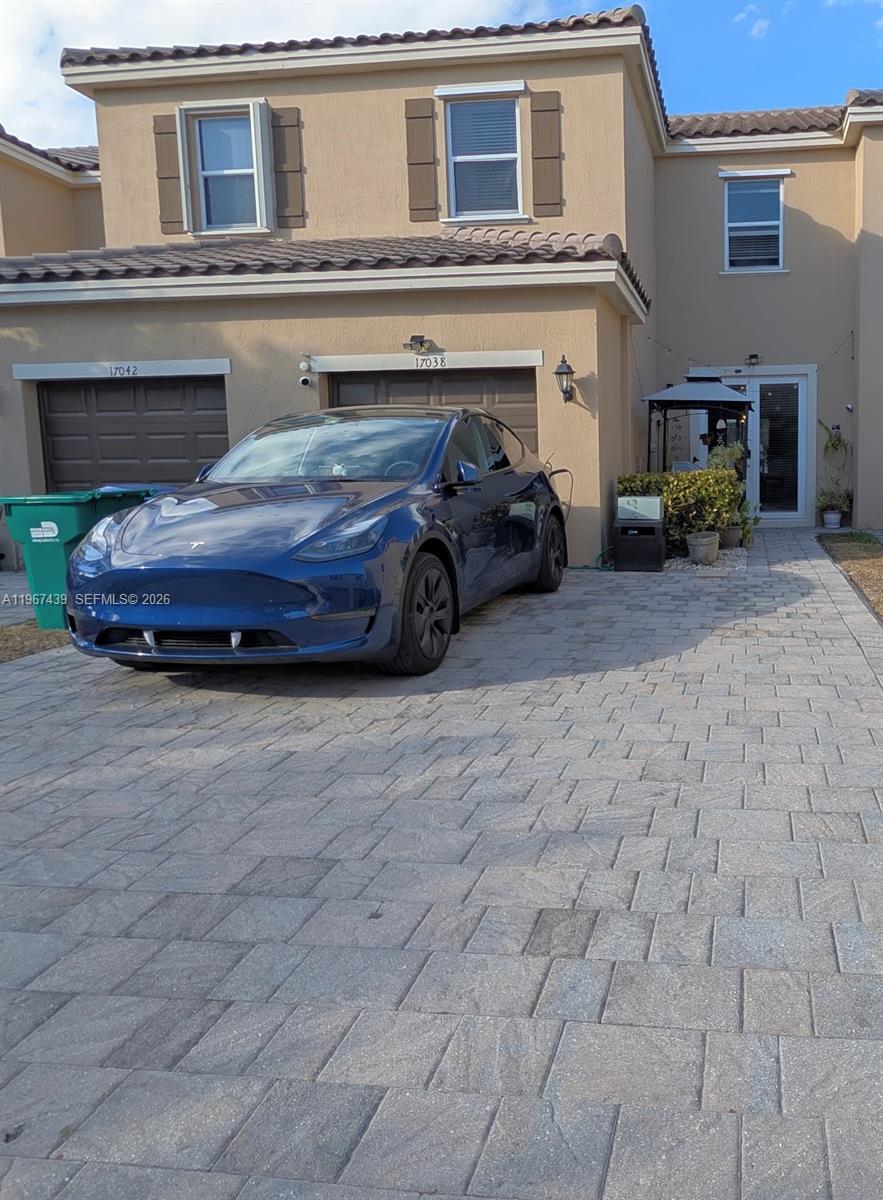 KENDALL COMMONS TOWNHOMES - Residential