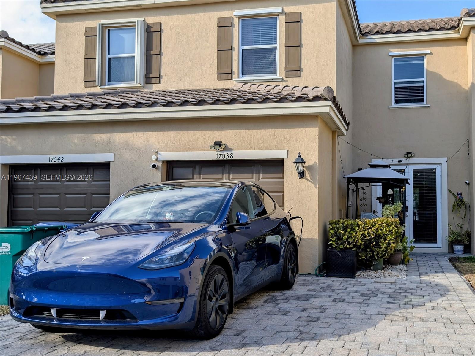 KENDALL COMMONS TOWNHOMES - Residential