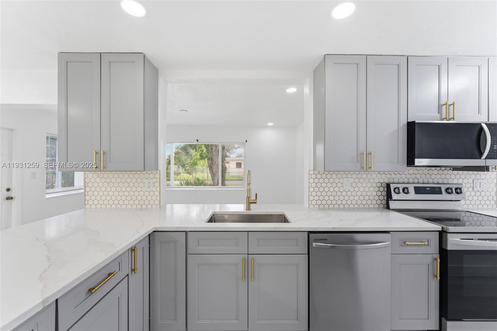 ESQUIRE LAKE ESTATES SEC - Residential