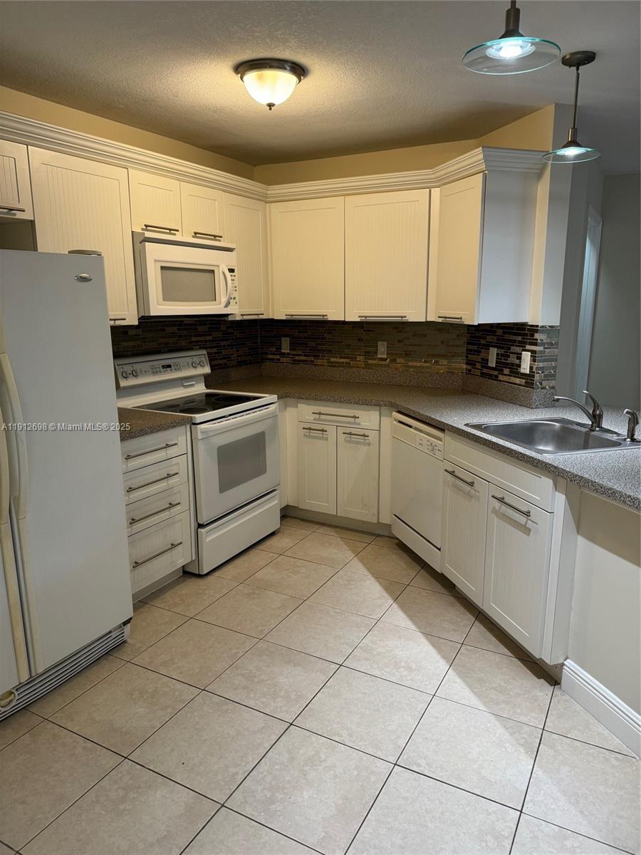 WINDWARD LAKES CONDO - Residential Lease