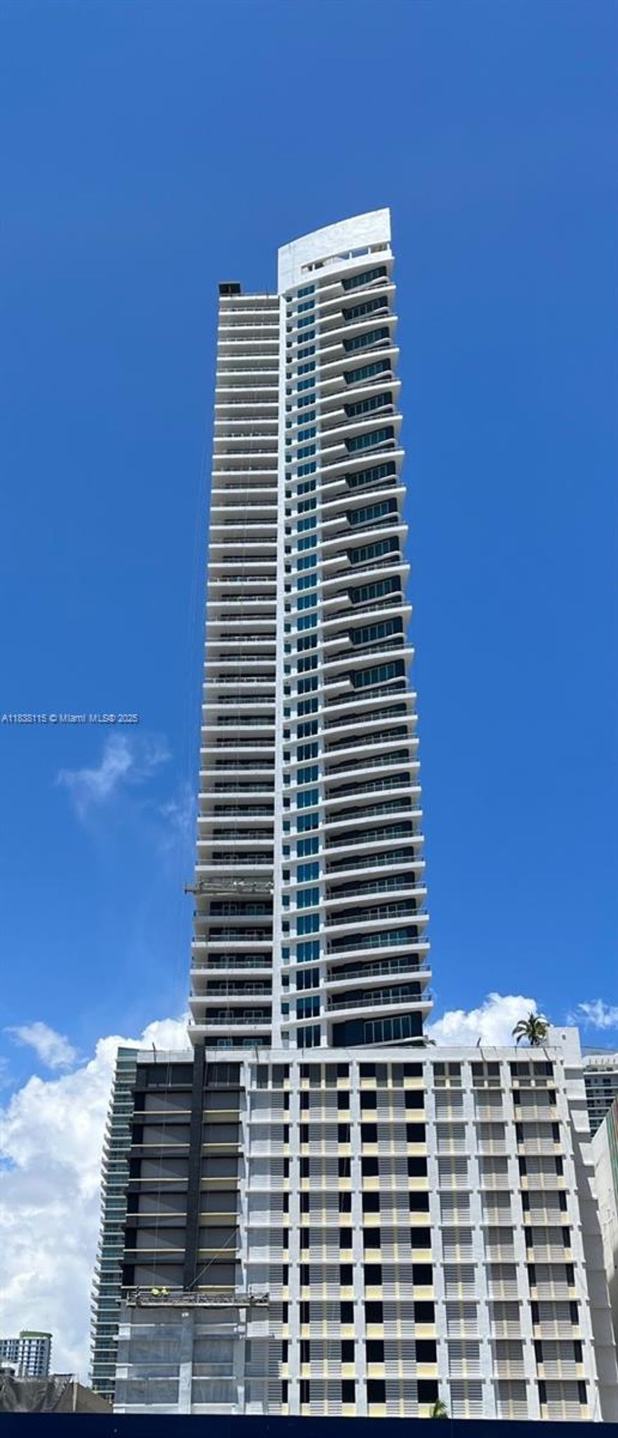 OPEN AND BRIGHT 2 STORY LOFT WITH 2 BEDROOMS + DEN, 3BATH. FLOOR-TO-CEILING WINDOWS WITH INCREDIBLE VIEWS OF THE BRICKELL SKYLINE. ALL TILE FLOOR THROUGHOUT THE APARTMENT. CENTRALY LOCATED IN THE HEART OF BRICKELL. AMENITIES INCLUDE: POOL, JACUZZI, GYM, LOUNGE, 24HR CONCIERGE. 1 PARKING