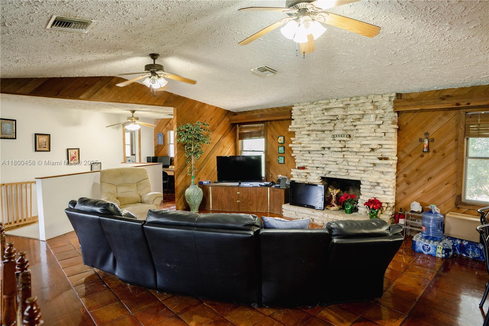 J. R. RANCHETTES - Residential