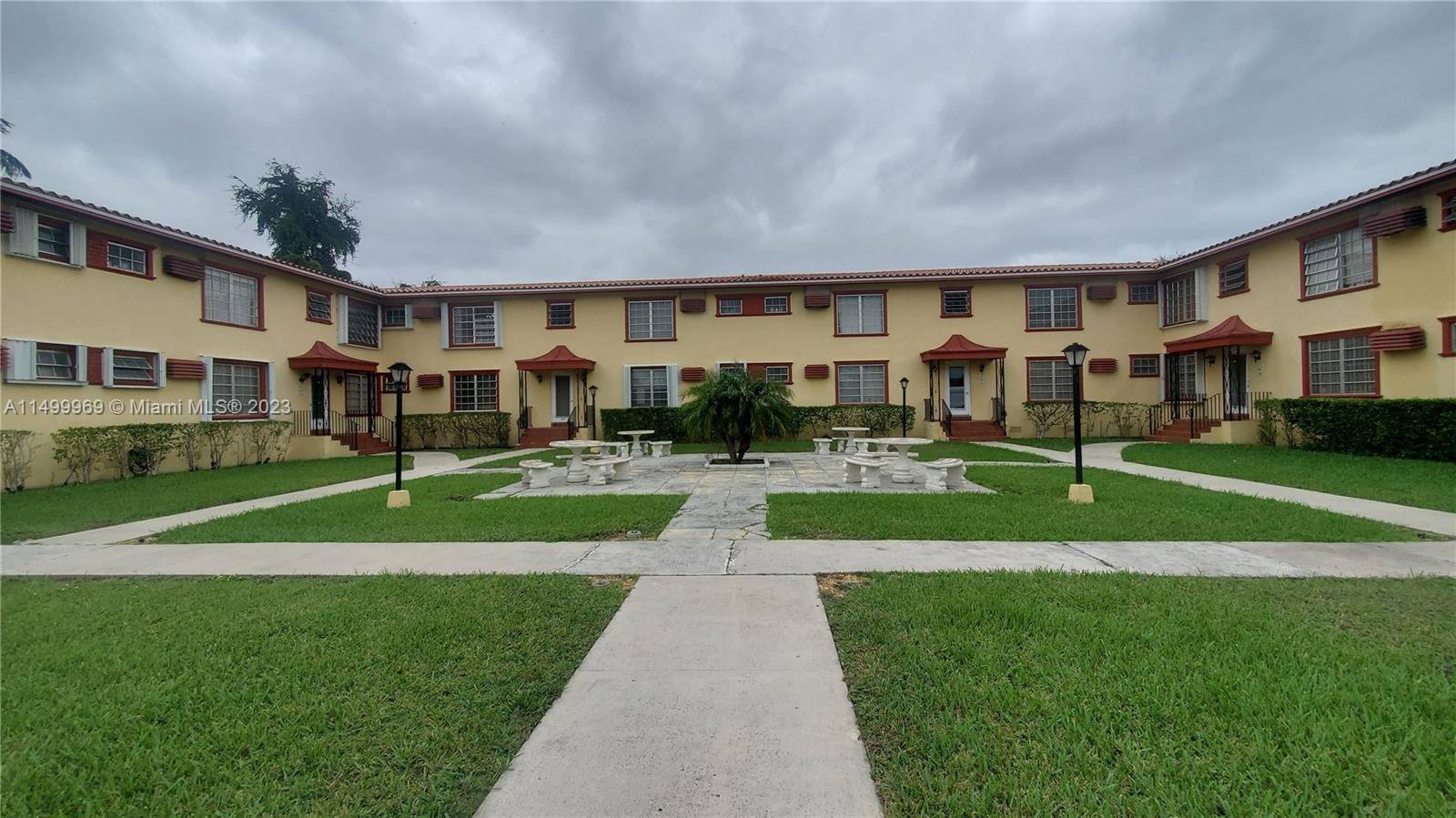 CONDO 2 BD / 1 BTH IN THE ROADS. RARE OPPORTUNITY. 2ND FLOOR, CORNER UNIT. MUST PURCHASE UNDER PRIMARY NAME, NO CORP.
