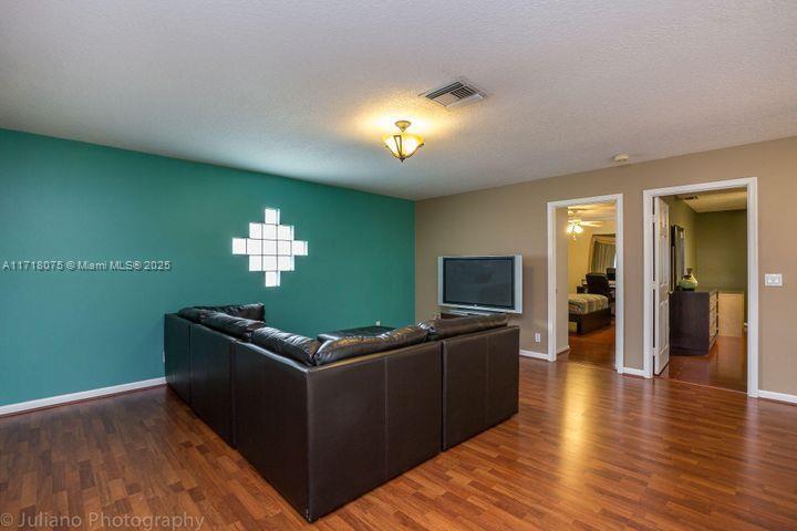 KENSINGTON - Residential