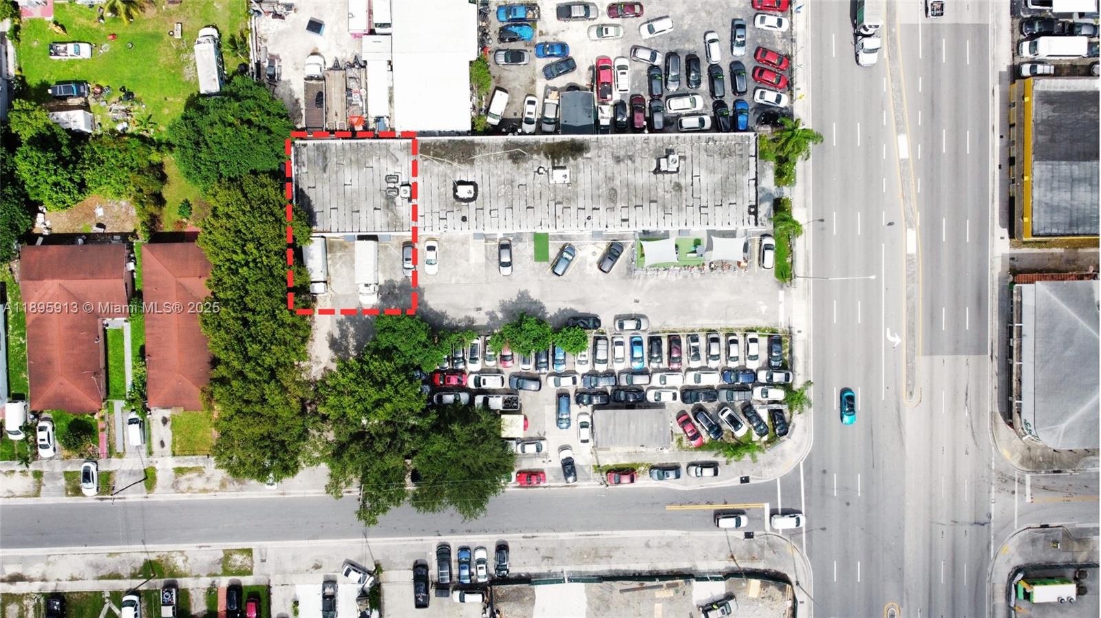 Main image without alt text