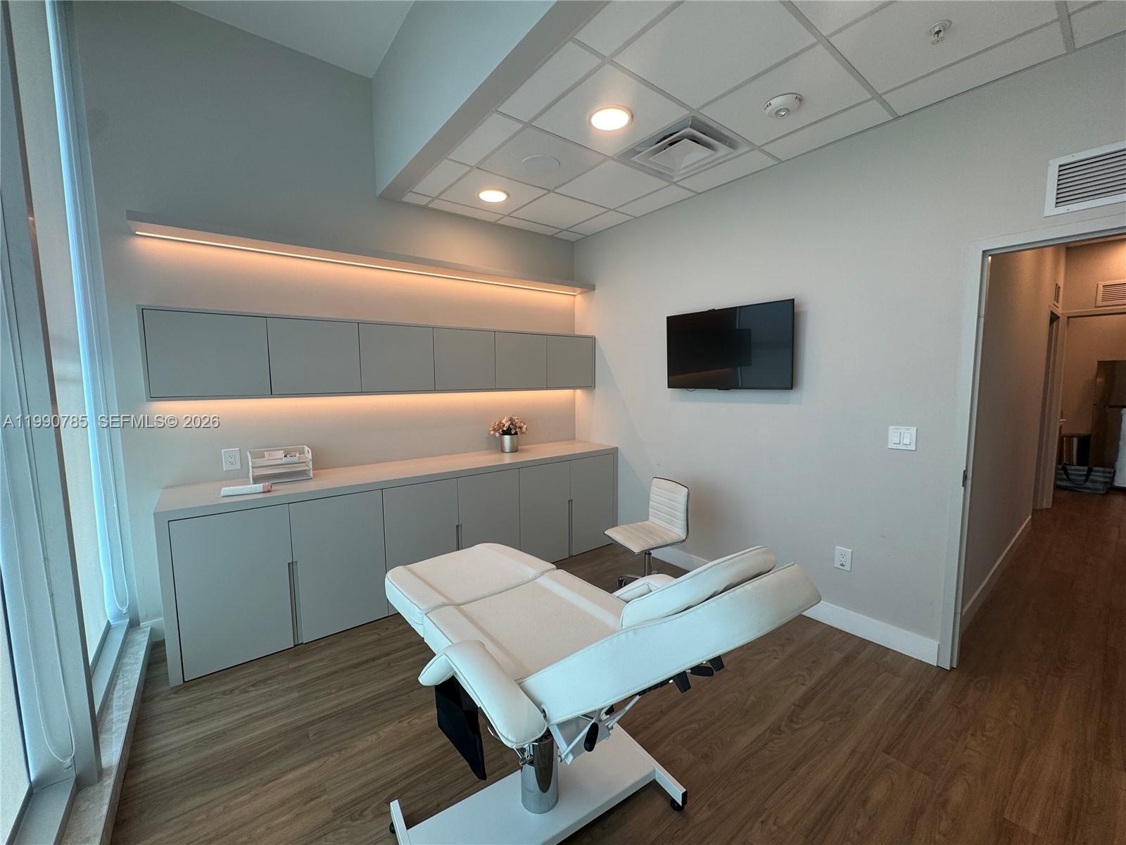 View photos, virtual tours, details... 2820 NE 214th St 1004