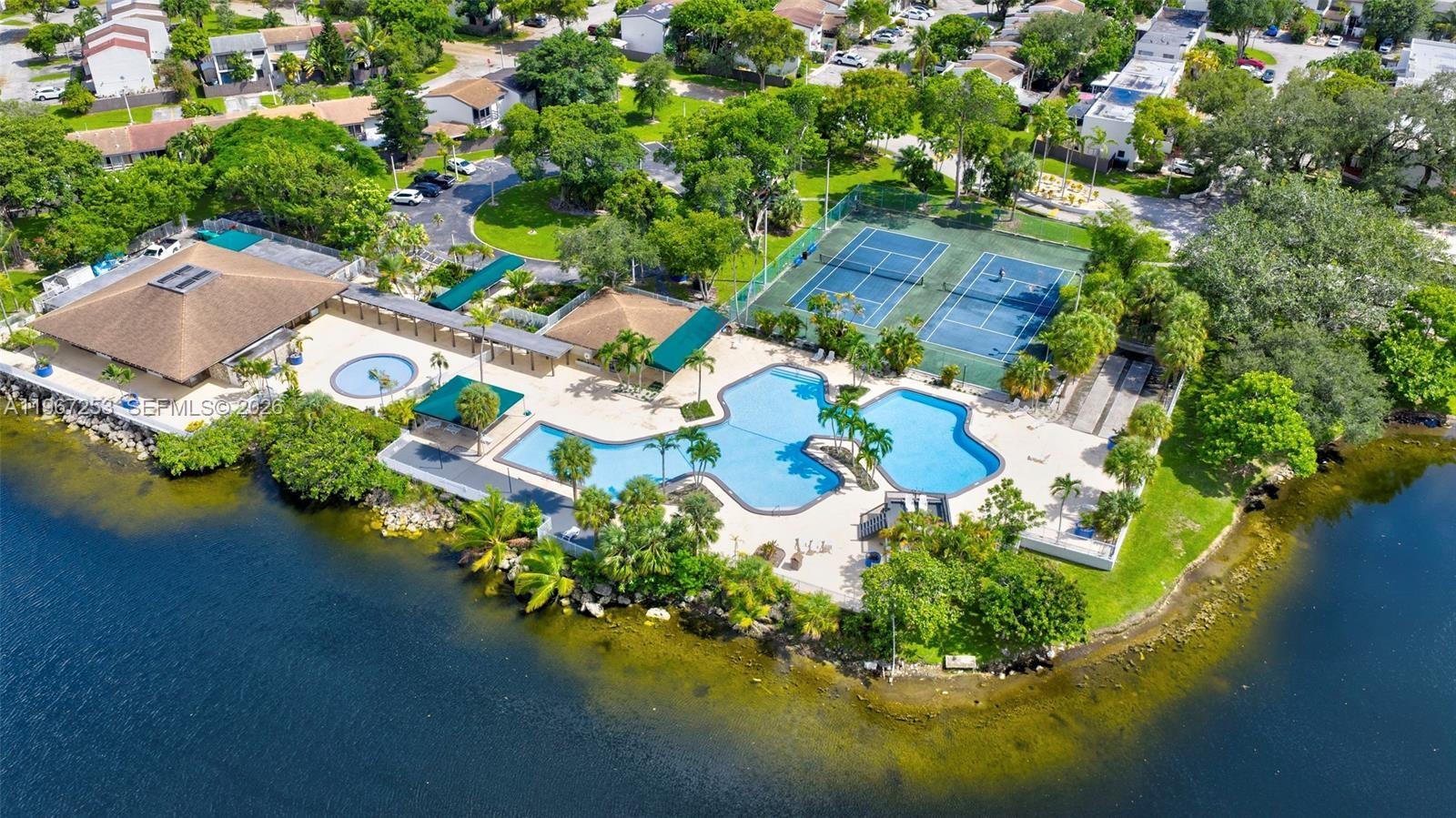 SNAPPER CREEK TOWNHOUSES - Residential