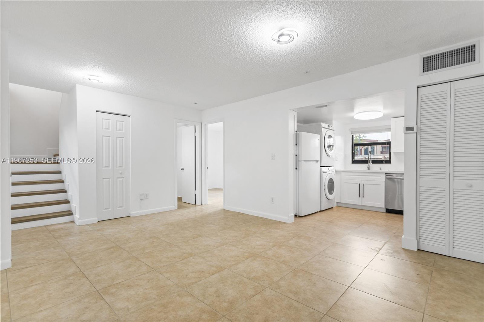 SNAPPER CREEK TOWNHOUSES - Residential