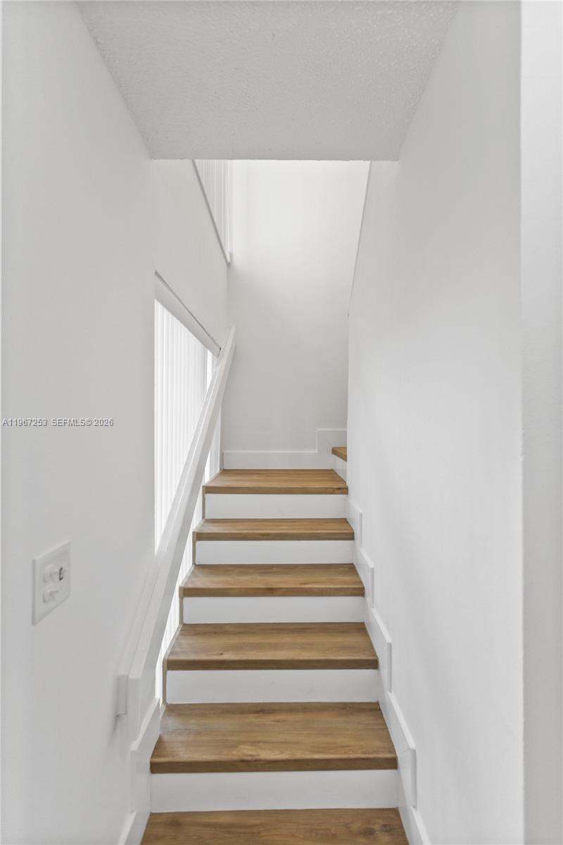 SNAPPER CREEK TOWNHOUSES - Residential