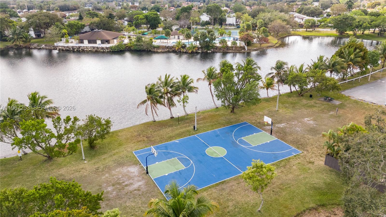 SNAPPER CREEK TOWNHOUSES - Residential