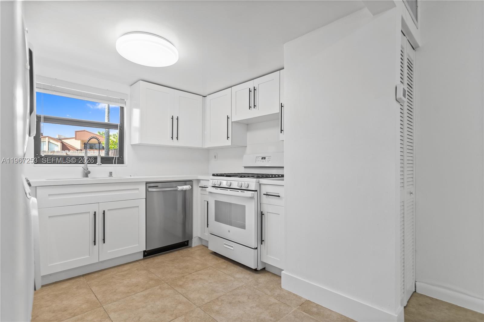 SNAPPER CREEK TOWNHOUSES - Residential