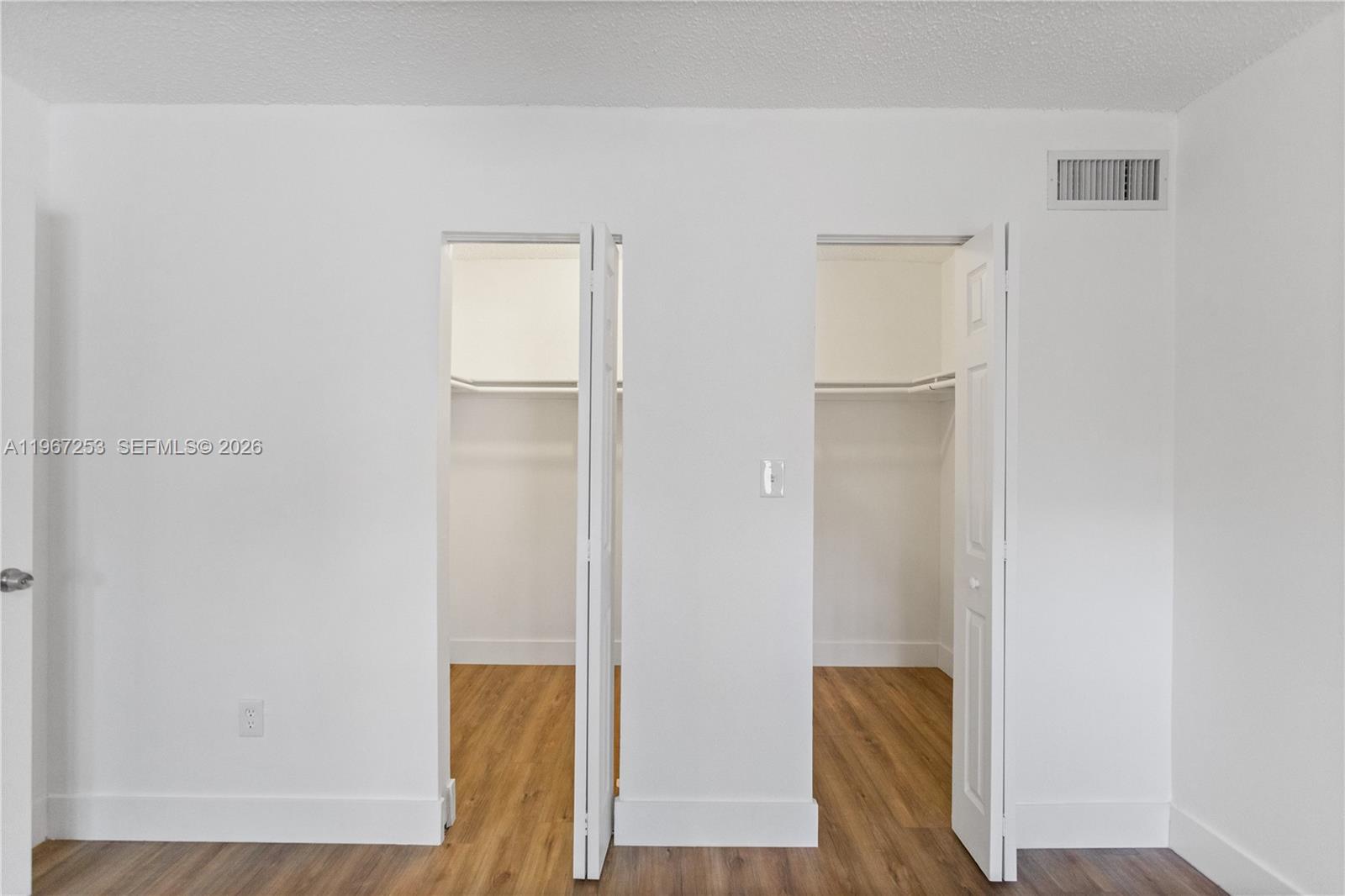 SNAPPER CREEK TOWNHOUSES - Residential