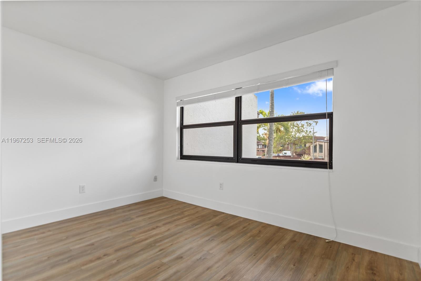 SNAPPER CREEK TOWNHOUSES - Residential