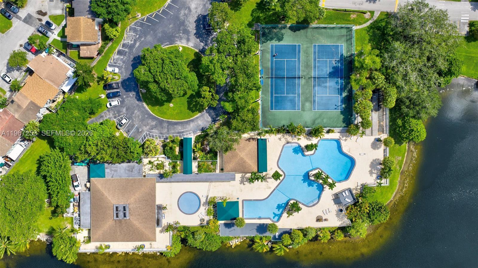 SNAPPER CREEK TOWNHOUSES - Residential