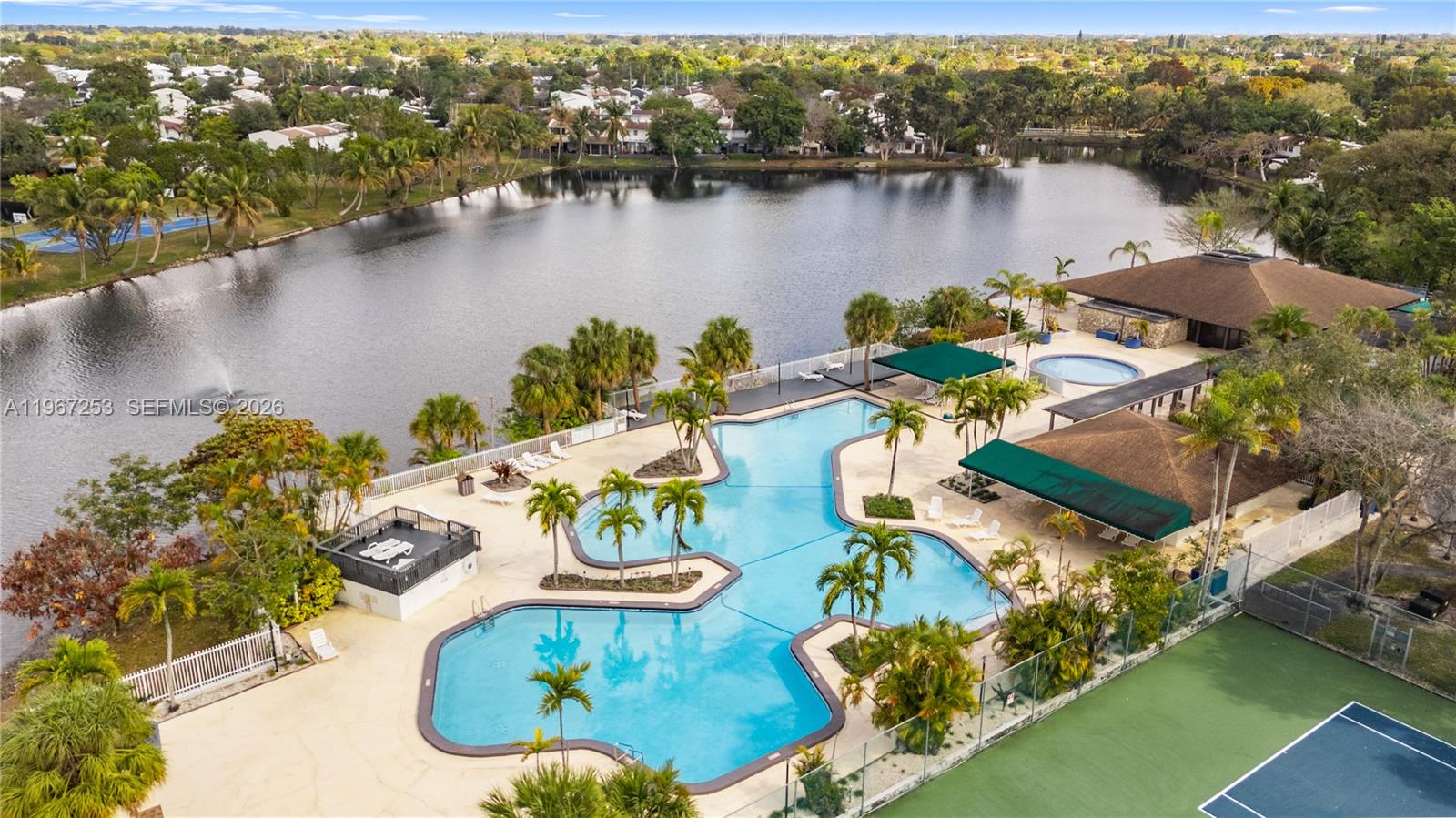 SNAPPER CREEK TOWNHOUSES - Residential