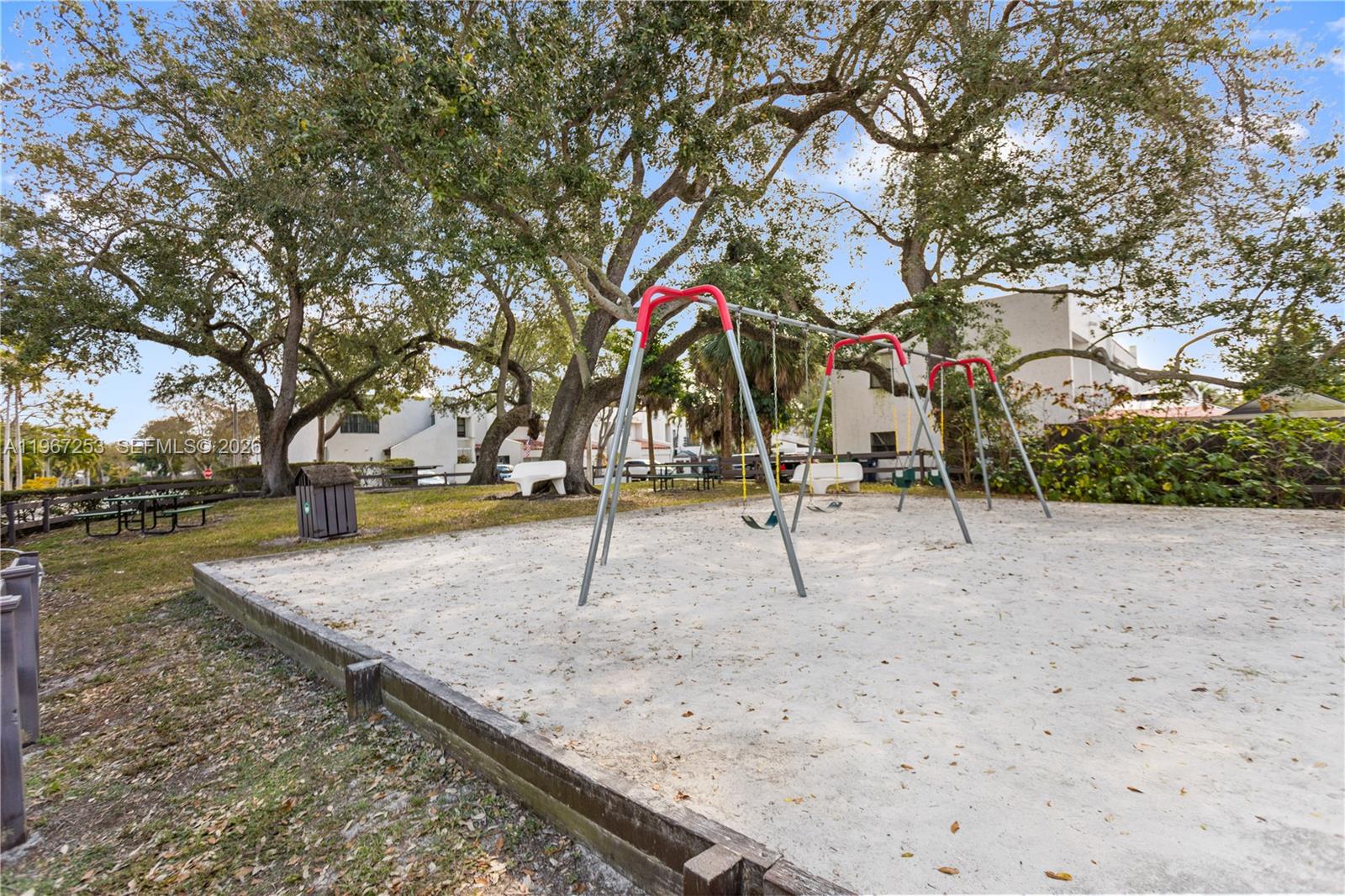 SNAPPER CREEK TOWNHOUSES - Residential
