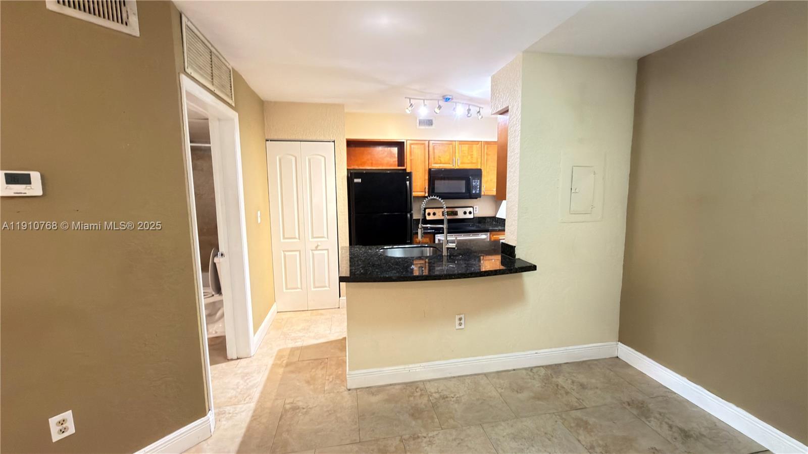 LAKEVIEW CLUB CONDO - Residential Lease