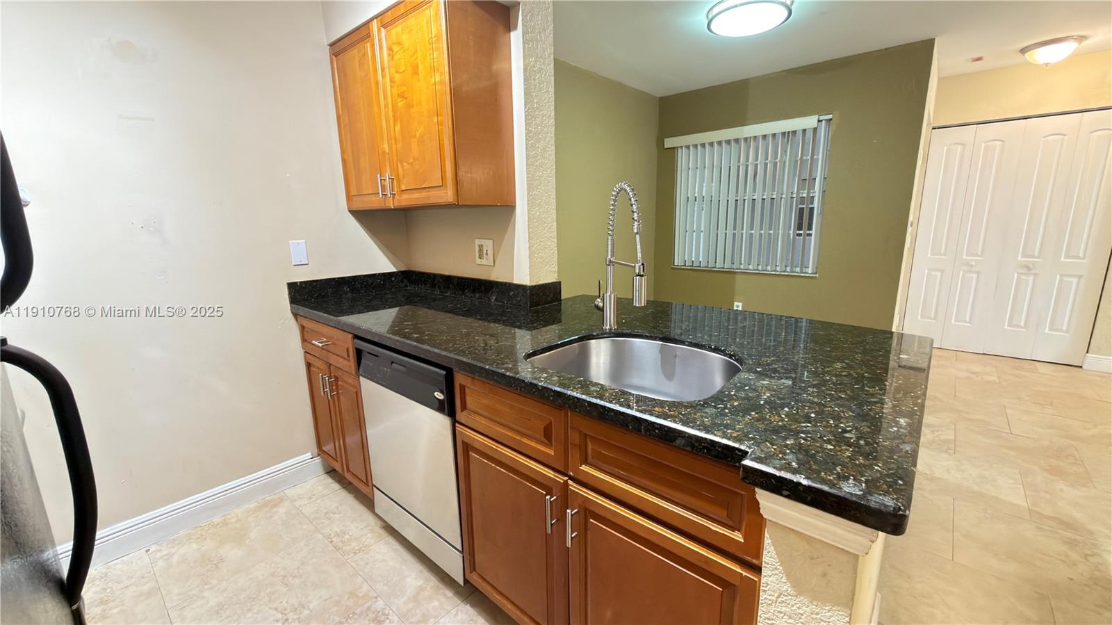 LAKEVIEW CLUB CONDO - Residential Lease