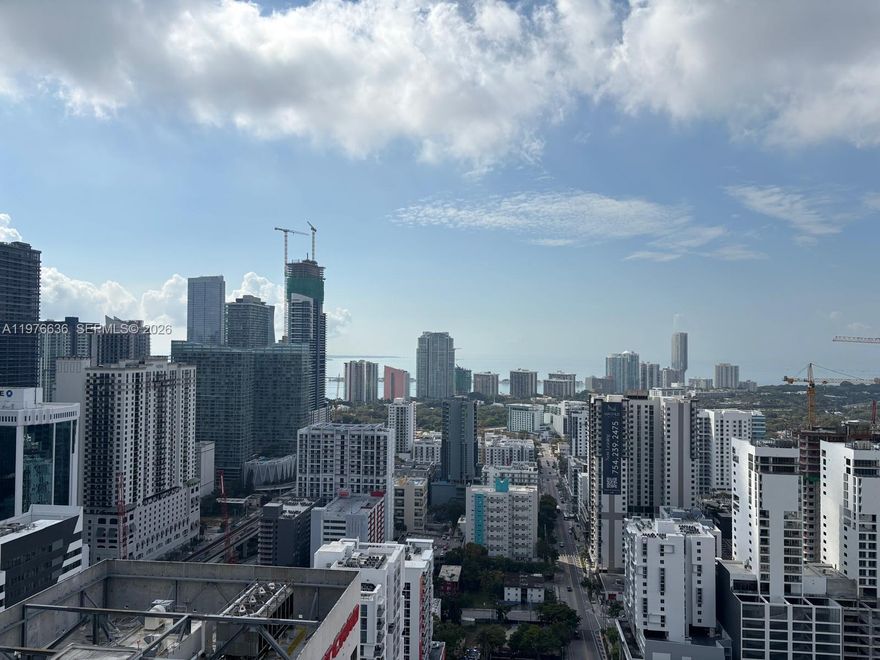 Beautiful 1/1 Bdr plus den, very rarely available. nice city vew. Open kitchen with granite ountertops, and stainless steel appliances, 24-hr attended lobby, two floor Gym, 24 hour valet, location. Great Location just from Brickell Avenue, Brickell City Center, mary Brickell Village, fast access to expressway, 5 to 15 mintures to Downtown, Edgewater, Wynwood, Coconut Grove, Coral Gables, Key Biscayne and Airport. Fast Approval.