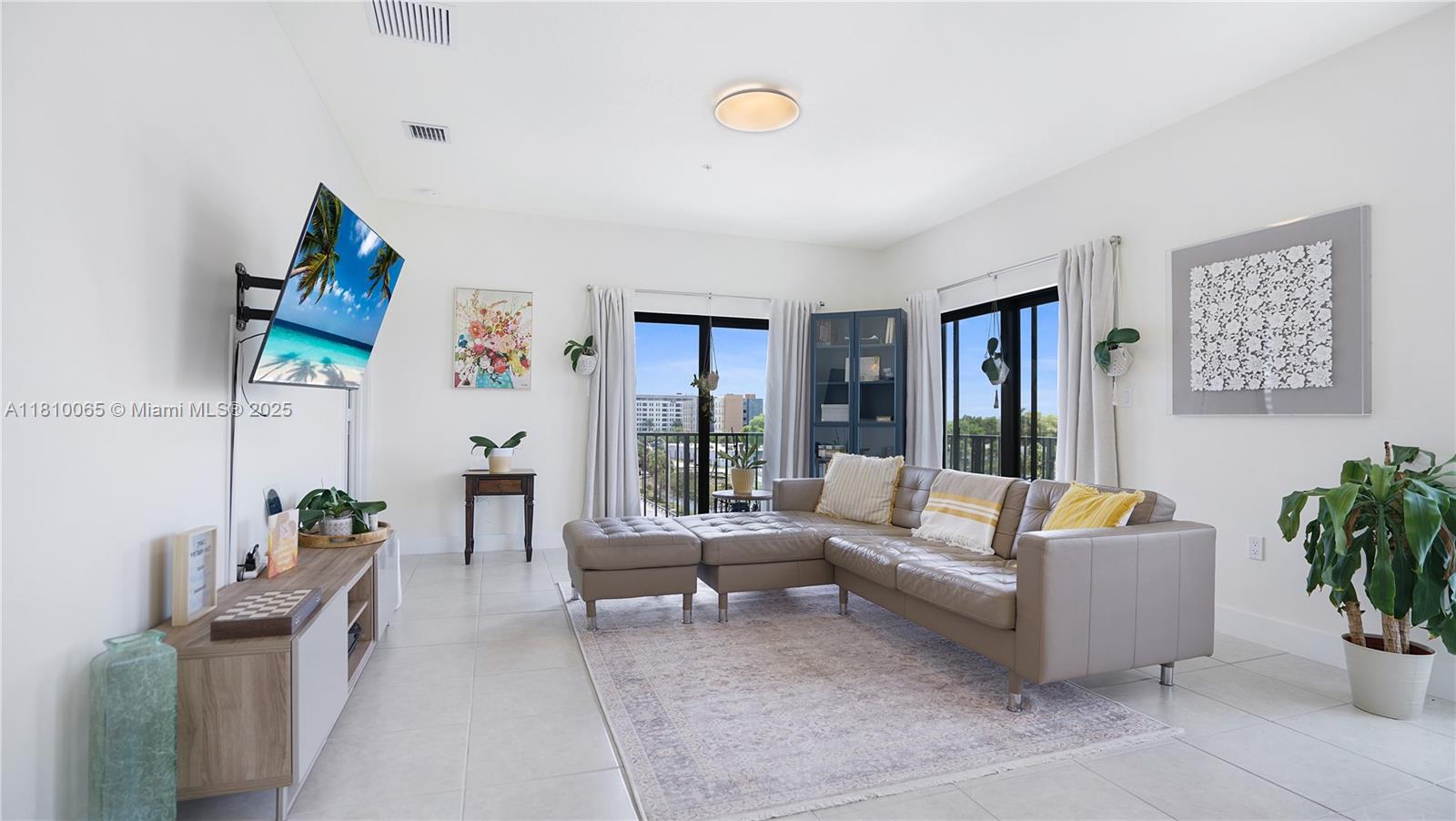 DOWNTOWN DORAL SOUTH PHAS - Residential