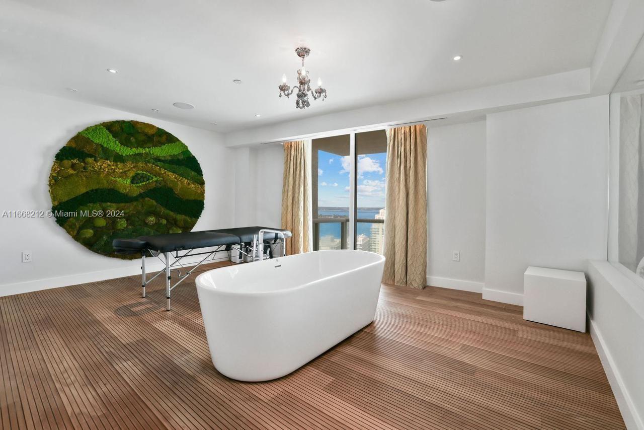 ICON CONDO - Residential