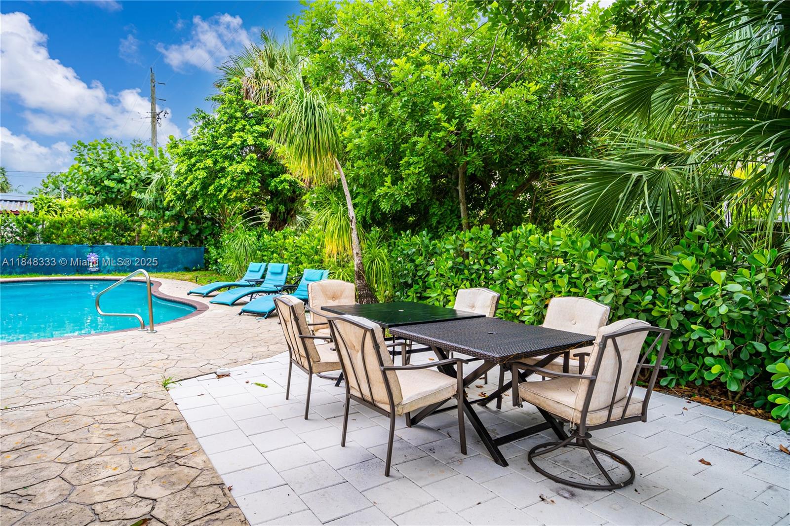 Now available for rent in Pompano Beach!
Enjoy this beautiful fully furnished home featuring 3 bedrooms, 2 bathrooms, a private pool, and a BBQ area perfect for comfortable living from day one.
Located in a quiet neighborhood, just minutes from the beach, supermarkets, and restaurants.
Just bring your suitcase!