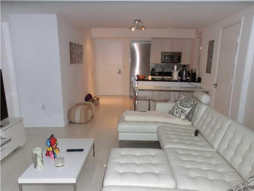 Stunning and spacious 2 bedroom split plan. Enjoy panoramic breathtaking river and skyline views of Brickell from your over sized balcony. Enjoy master baths with double vanities and huge walk in closets. Exclusive access to the most luxurious resort styl e amenities. Come visit this landscaped oasis in the city and fall in live.