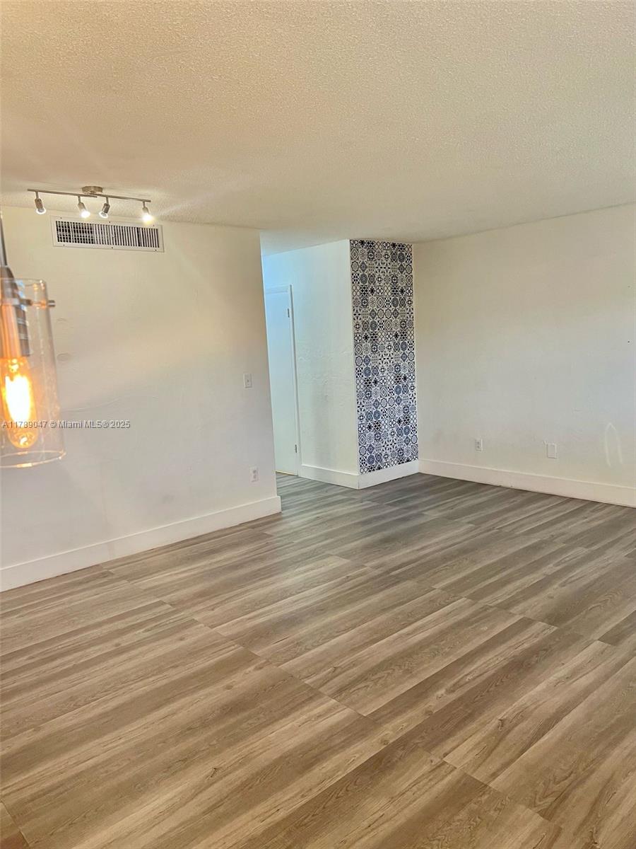 1300 W 53rd St 18
