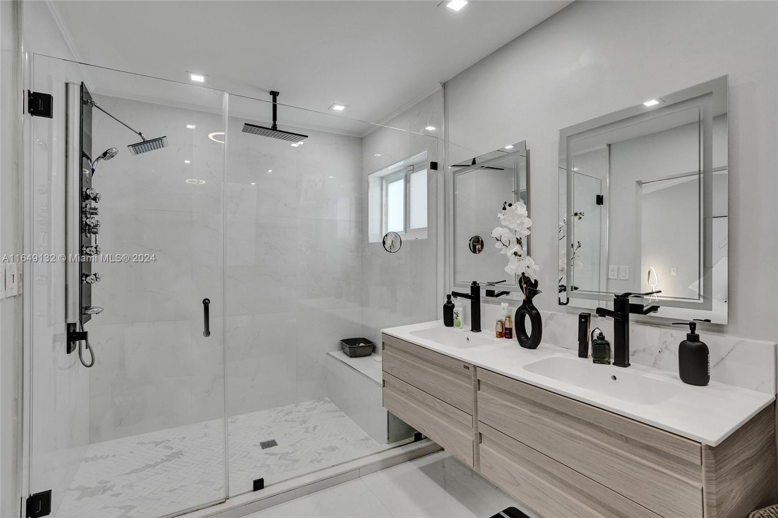 WEST LAKES GARDENS - Residential
