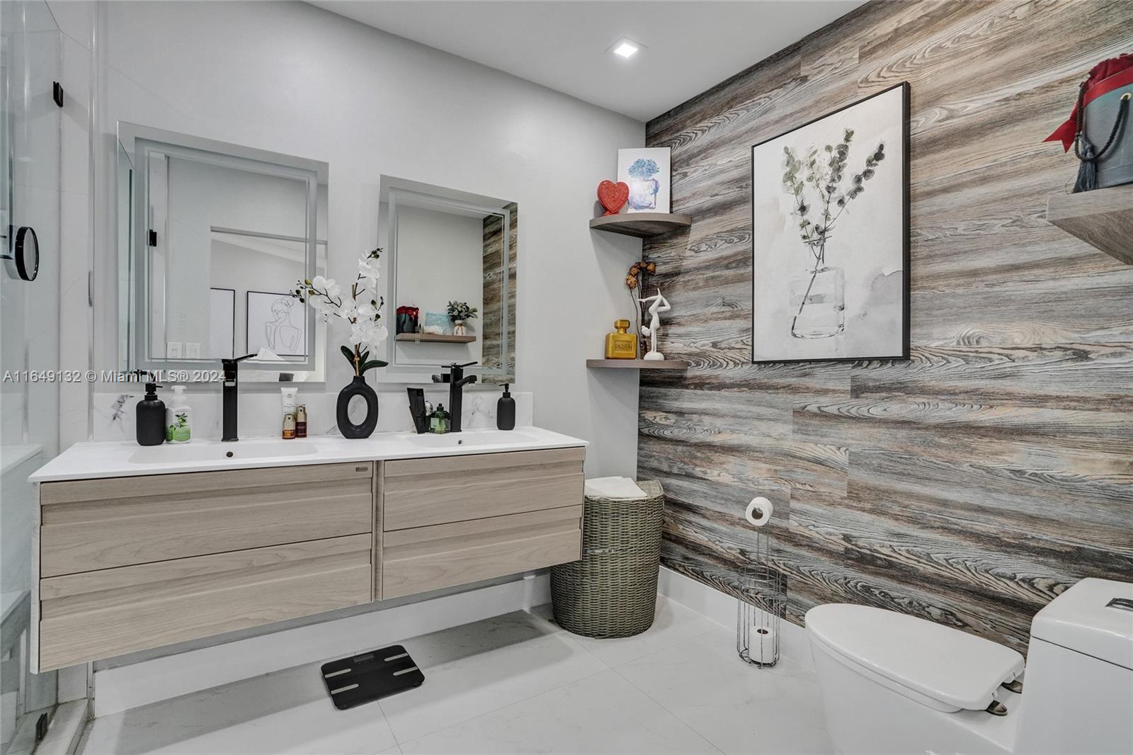 WEST LAKES GARDENS - Residential