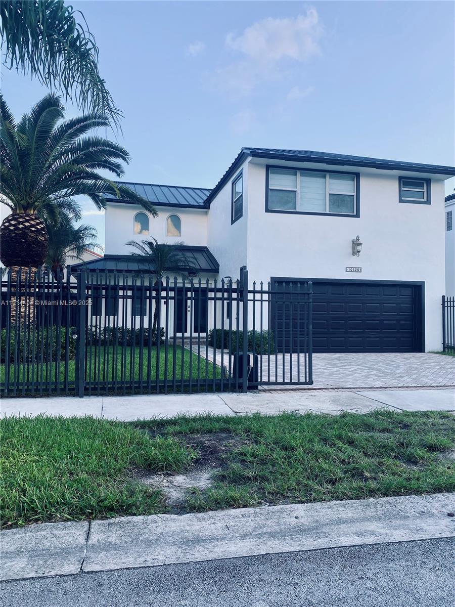 JACARANDAS AT SUNSET - Residential