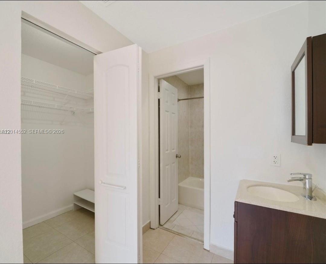 LAKES MEADOW VILG HOMES C - Residential Lease