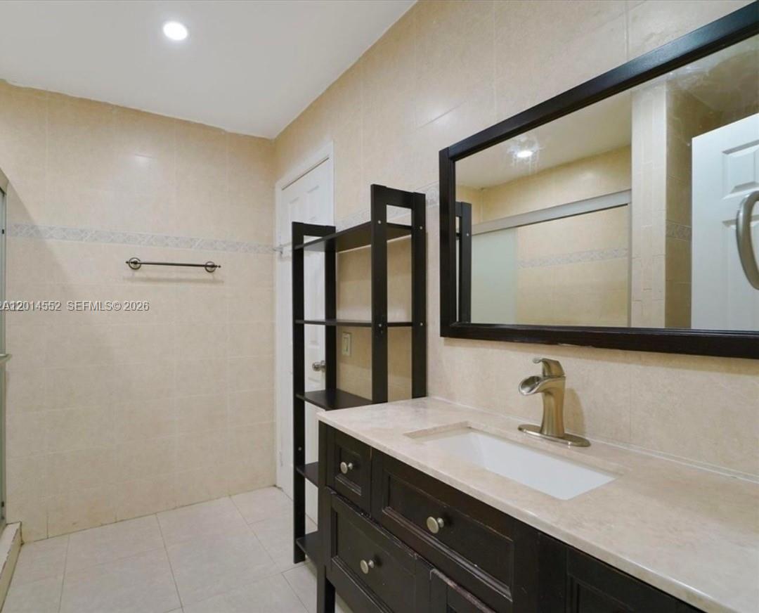 LAKES MEADOW VILG HOMES C - Residential Lease