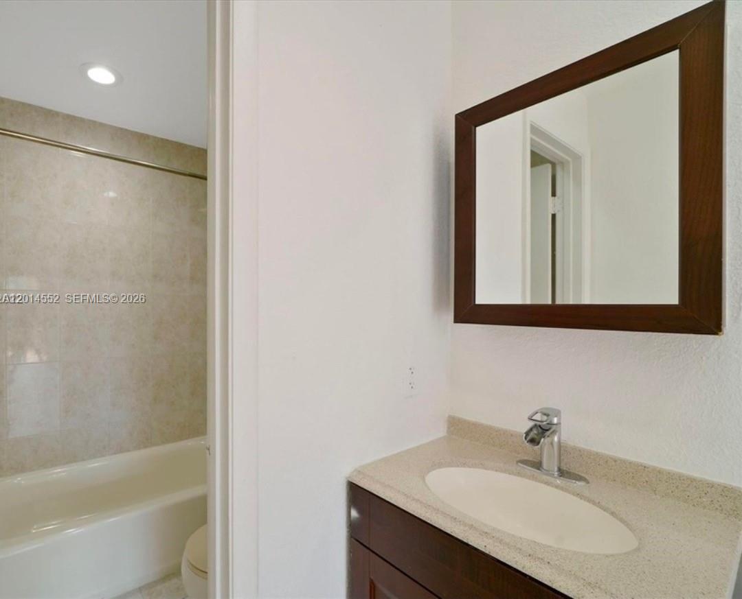 LAKES MEADOW VILG HOMES C - Residential Lease