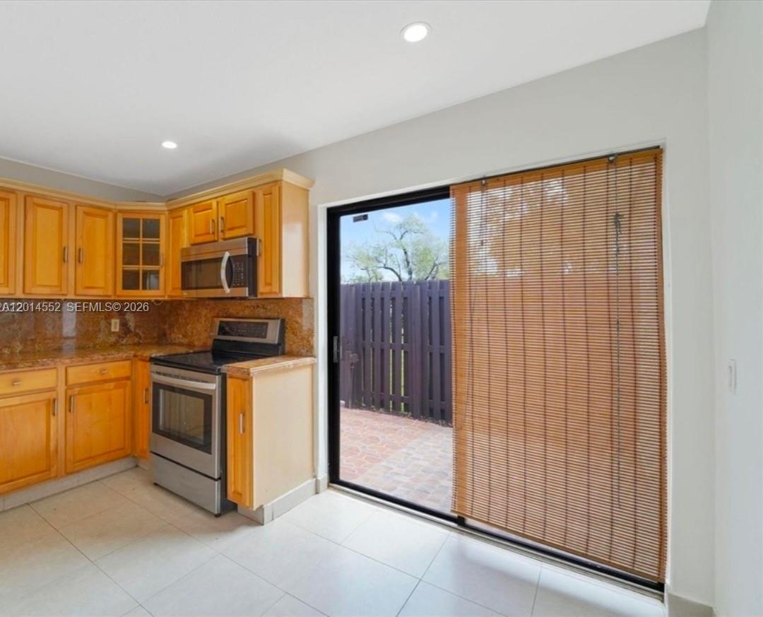 LAKES MEADOW VILG HOMES C - Residential Lease