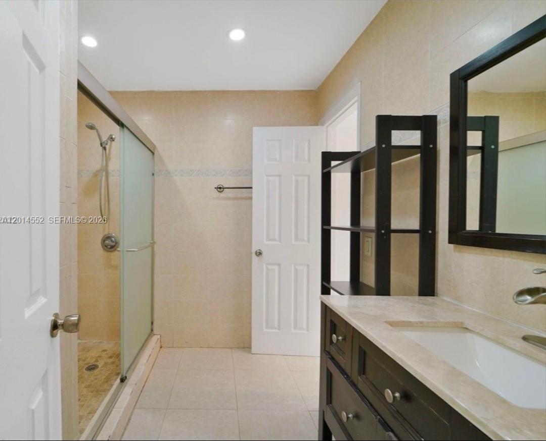 LAKES MEADOW VILG HOMES C - Residential Lease