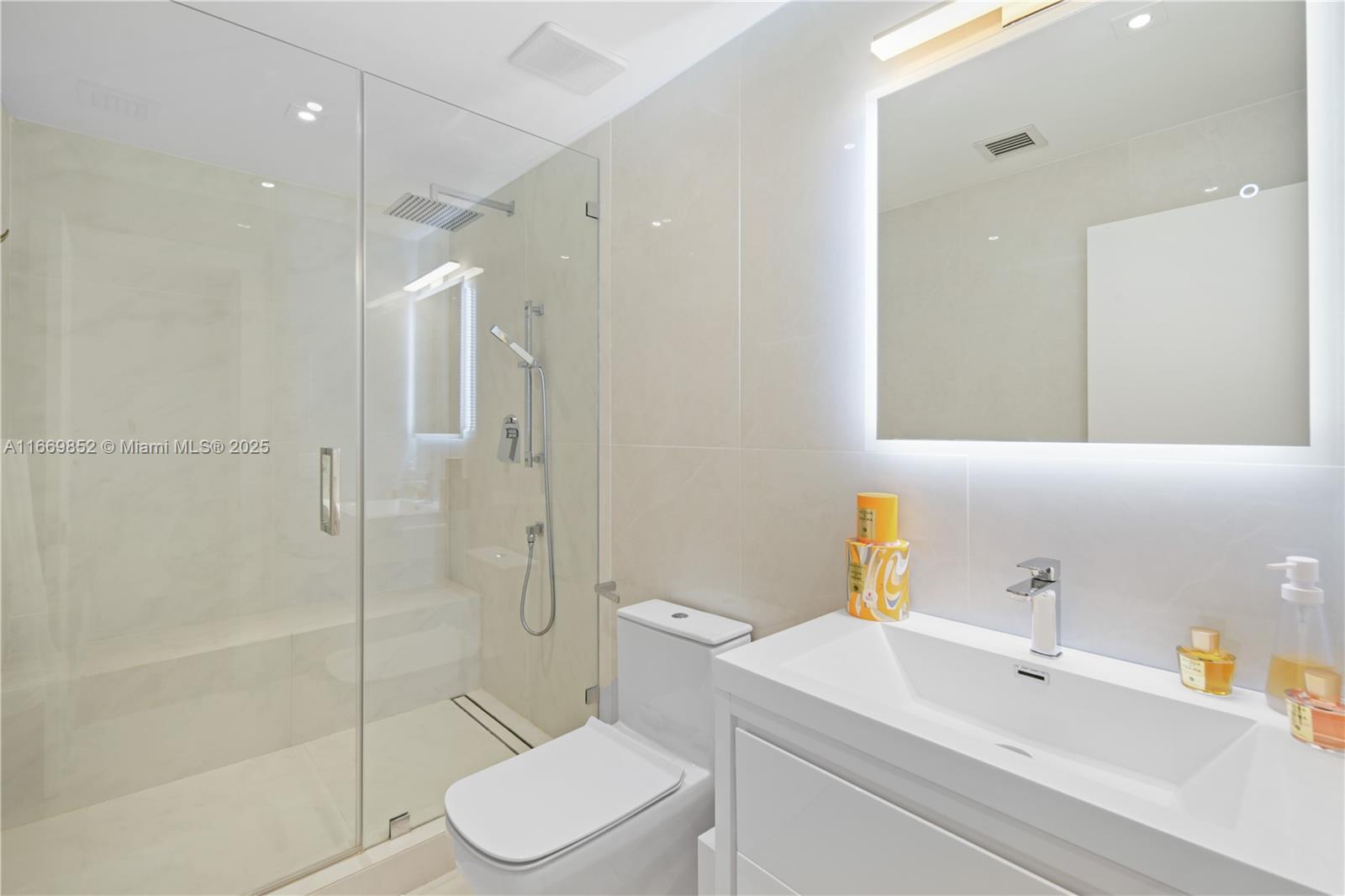 ONE THOUSAND VENETIAN WAY - Residential